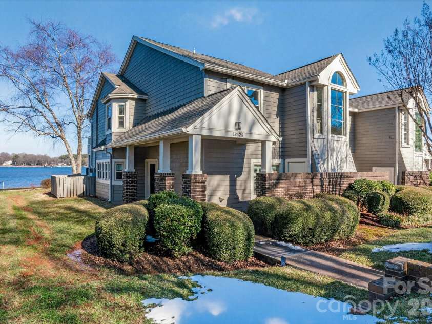 18525 Vineyard Point Lane, Cornelius, NC 28031.  MLS# CAR4344393, YatesRealty ID 11004. 