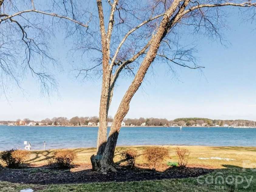 18525 Vineyard Point Lane, Cornelius, NC 28031.  MLS# CAR4344393, YatesRealty ID 11004. 