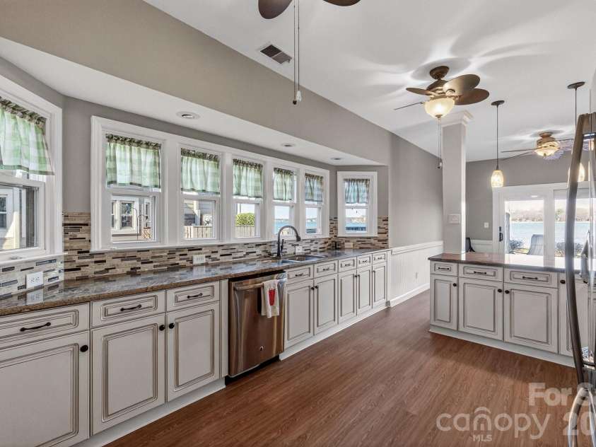 18525 Vineyard Point Lane, Cornelius, NC 28031.  MLS# CAR4344393, YatesRealty ID 11004. 