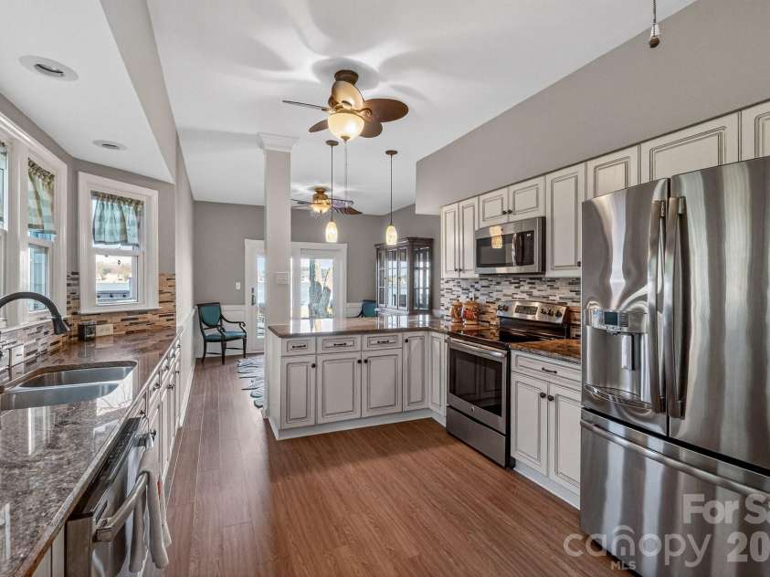 18525 Vineyard Point Lane, Cornelius, NC 28031.  MLS# CAR4344393, YatesRealty ID 11004. 