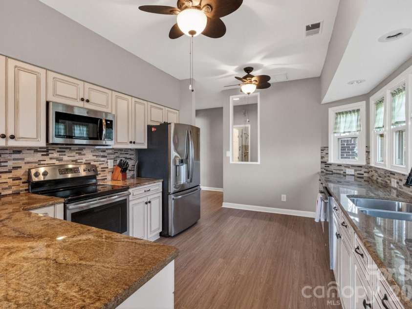 18525 Vineyard Point Lane, Cornelius, NC 28031.  MLS# CAR4344393, YatesRealty ID 11004. 