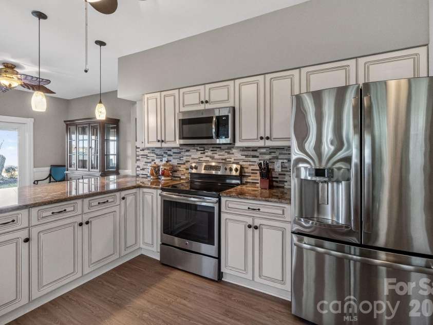 18525 Vineyard Point Lane, Cornelius, NC 28031.  MLS# CAR4344393, YatesRealty ID 11004. 