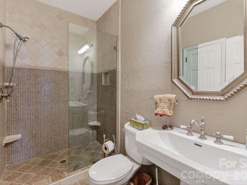 18525 Vineyard Point Lane, Cornelius, NC 28031.  MLS# CAR4344393, YatesRealty ID 11004. 