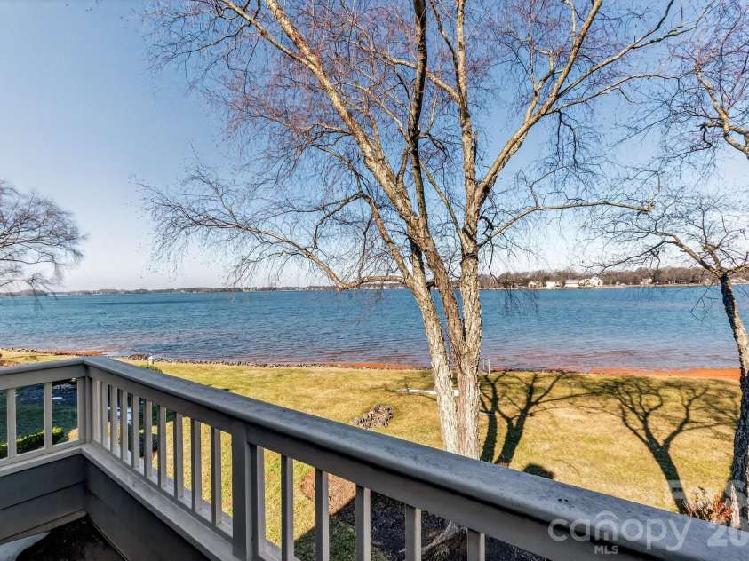18525 Vineyard Point Lane, Cornelius, NC 28031.  MLS# CAR4344393, YatesRealty ID 11004. 