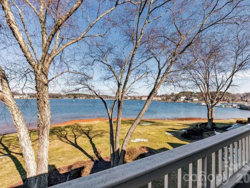 18525 Vineyard Point Lane, Cornelius, NC 28031.  MLS# CAR4344393, YatesRealty ID 11004. 