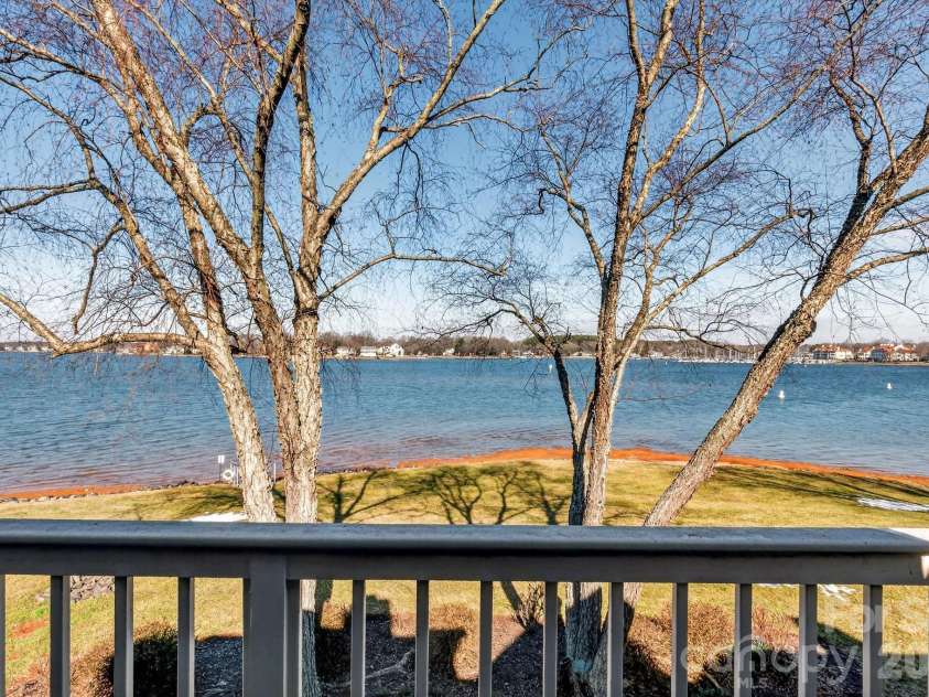 18525 Vineyard Point Lane, Cornelius, NC 28031.  MLS# CAR4344393, YatesRealty ID 11004. 