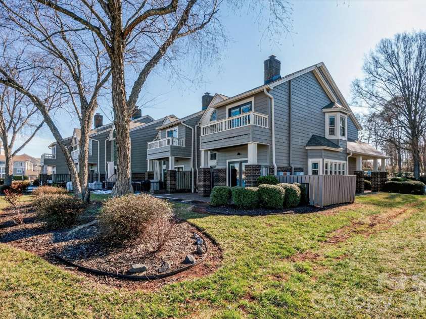 18525 Vineyard Point Lane, Cornelius, NC 28031.  MLS# CAR4344393, YatesRealty ID 11004. 