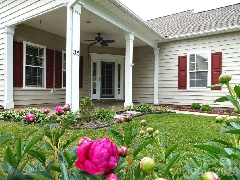 35 Sheffield Place, Brevard, NC 28712.  MLS# CAR4359533, YatesRealty ID 11005. 