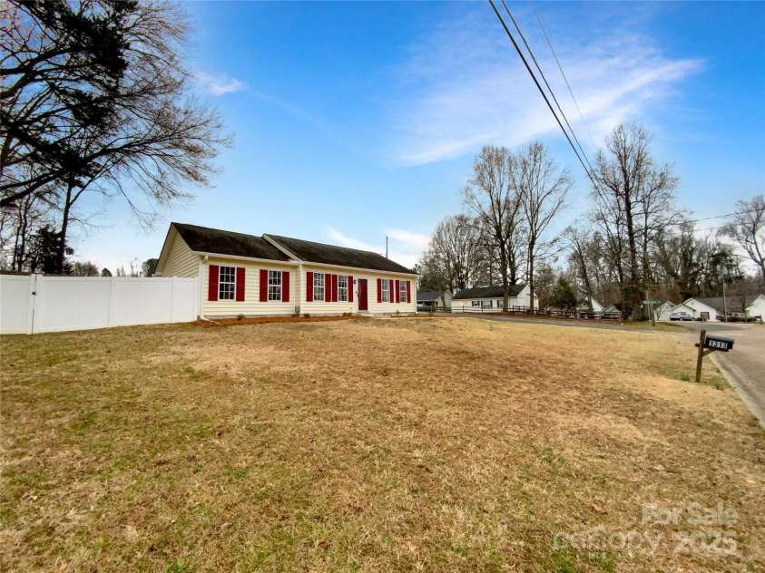 1313 Ridgewood Drive, Concord, NC 28027.  MLS# CAR4235349, YatesRealty ID 11008. 