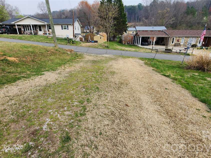 431 Ashworth Circle, Marion, NC 28752.  MLS# CAR4368677, YatesRealty ID 11008. Driveway