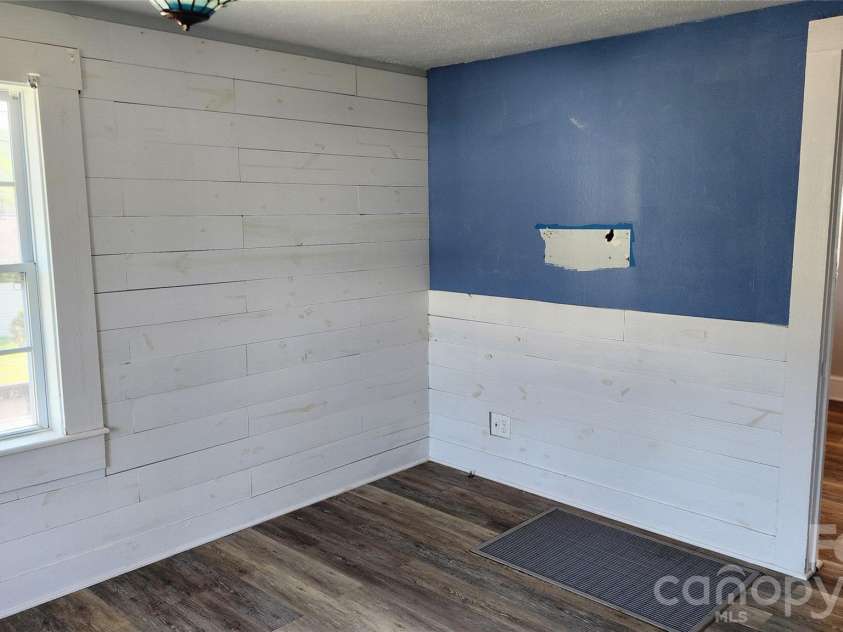 431 Ashworth Circle, Marion, NC 28752.  MLS# CAR4368677, YatesRealty ID 11008. Living Room