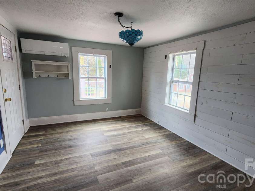 431 Ashworth Circle, Marion, NC 28752.  MLS# CAR4368677, YatesRealty ID 11008. Living Room