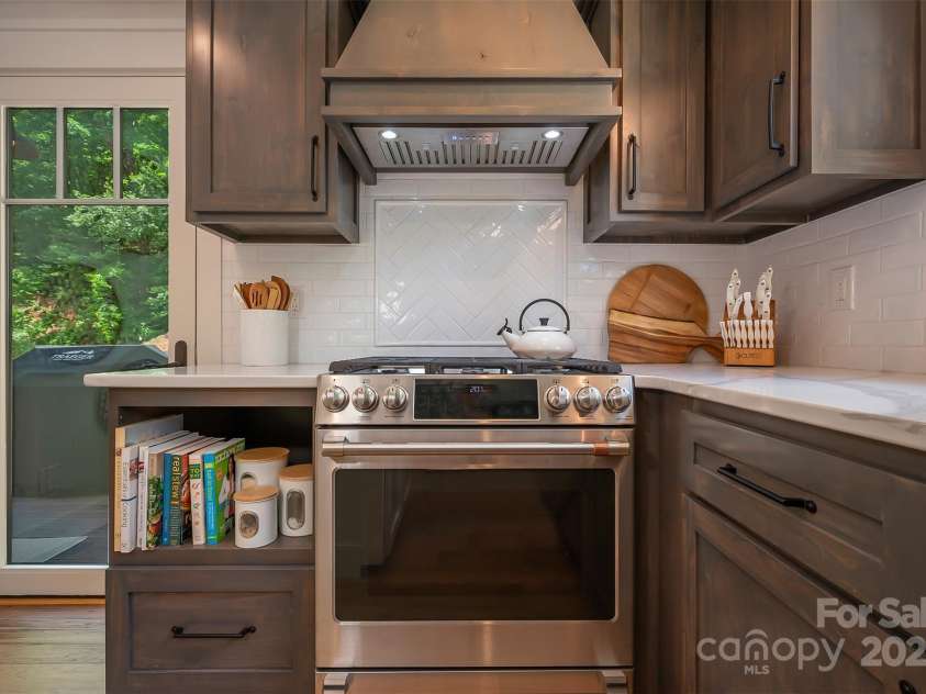 54 Holland Drive, Columbus, NC 28722.  MLS# CAR4309470, YatesRealty ID 11010. Cafe appliances