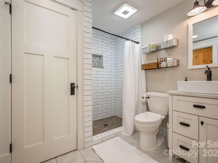 54 Holland Drive, Columbus, NC 28722.  MLS# CAR4309470, YatesRealty ID 11010. Main level bath
