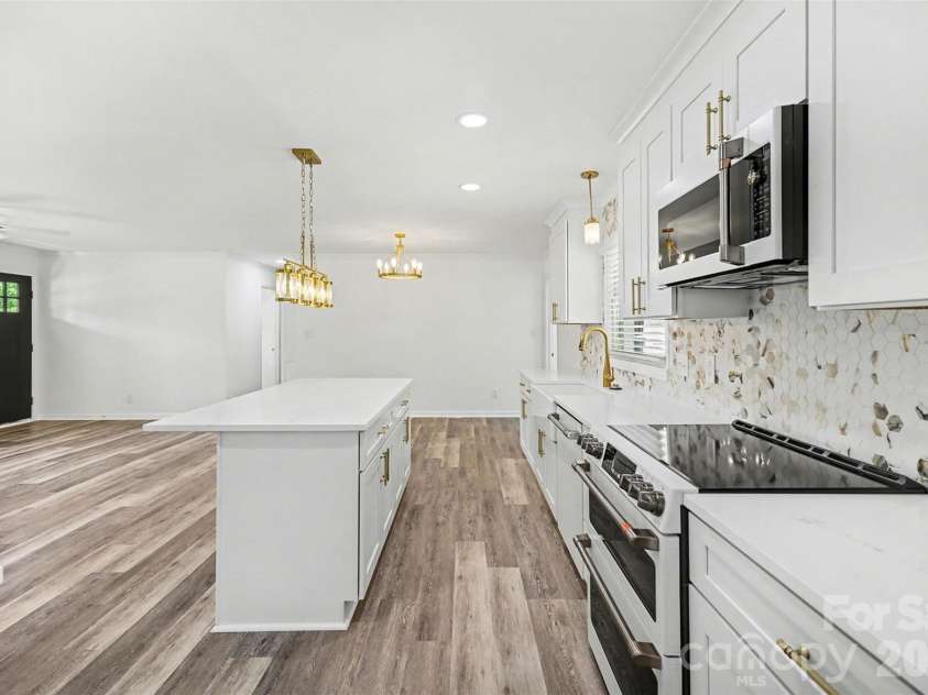 11630 Trails End Lane, Huntersville, NC 28078.  MLS# CAR4342080, YatesRealty ID 11011. Convenience of a center island/breakfast bar 