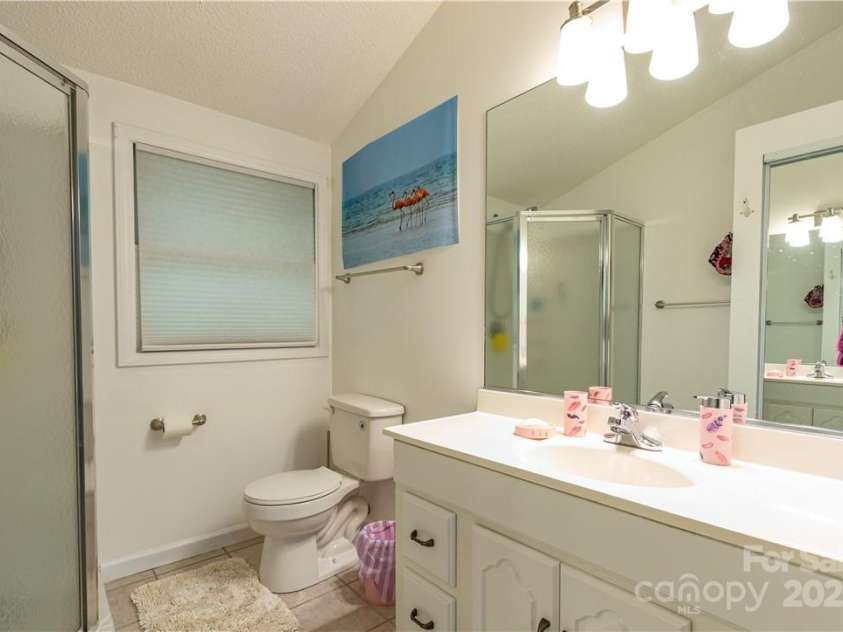 597 Sweetwater Ridge, Burnsville, NC 28714.  MLS# CAR4251811, YatesRealty ID 11017. Bathroom #3