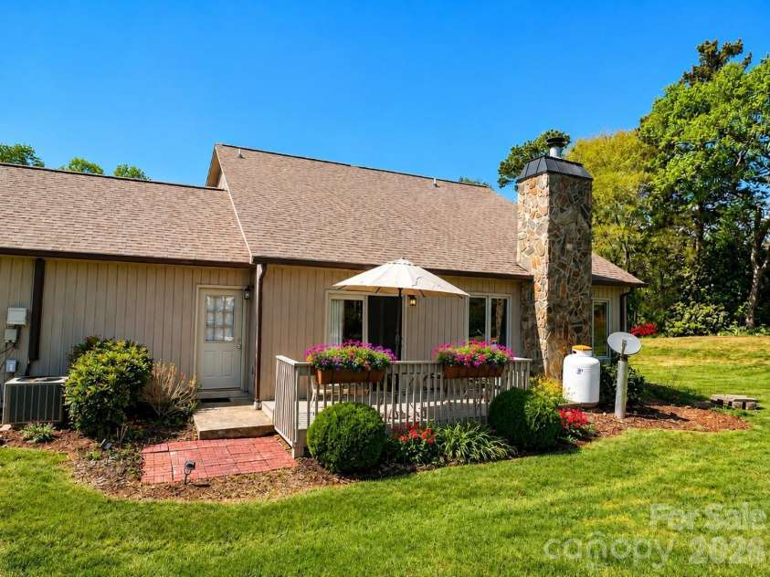 603 29th Avenue, Hickory, NC 28601.  MLS# CAR4367199, YatesRealty ID 11018. 