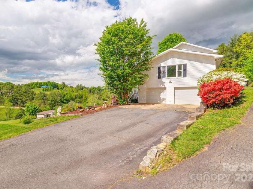 908 Newfound Road, Leicester, NC 28748.  MLS# CAR4248358, YatesRealty ID 11021. 