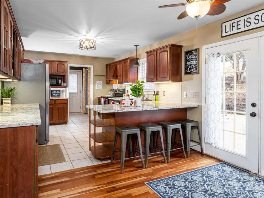 39 Kirkland Drive, Asheville, NC 28805.  MLS# CAR4325951, YatesRealty ID 11024. Barstool eating area 