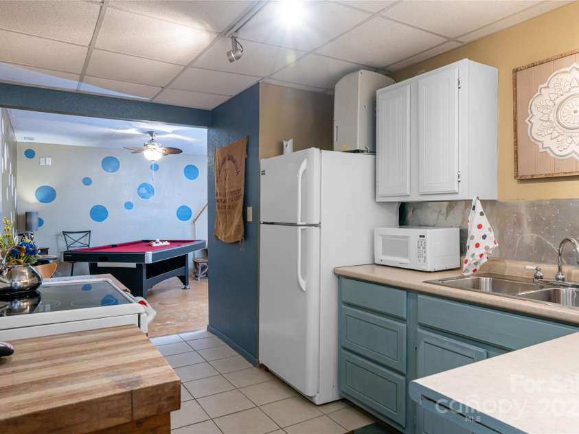 39 Kirkland Drive, Asheville, NC 28805.  MLS# CAR4325951, YatesRealty ID 11024. Basement apartment ktichen