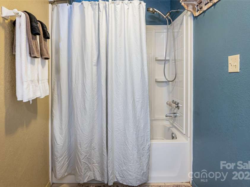 39 Kirkland Drive, Asheville, NC 28805.  MLS# CAR4325951, YatesRealty ID 11024. Basement full bath with tub/shower combo