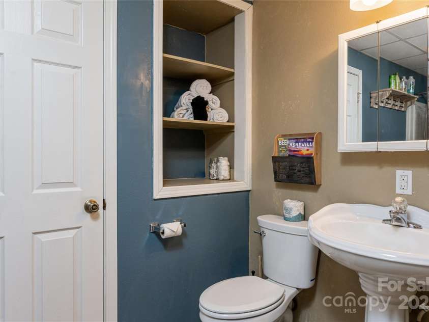 39 Kirkland Drive, Asheville, NC 28805.  MLS# CAR4325951, YatesRealty ID 11024. Basement Full bathroom