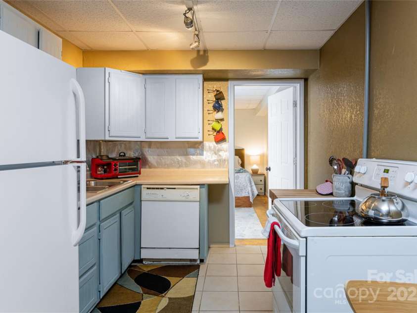 39 Kirkland Drive, Asheville, NC 28805.  MLS# CAR4325951, YatesRealty ID 11024. Basement full kitchen 