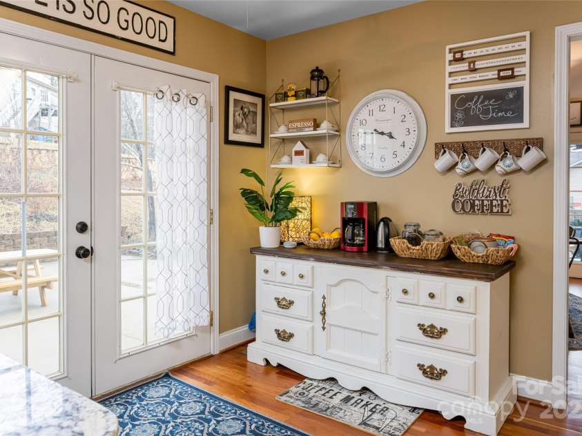 39 Kirkland Drive, Asheville, NC 28805.  MLS# CAR4325951, YatesRealty ID 11024. Coffee bar or breakfast nook area