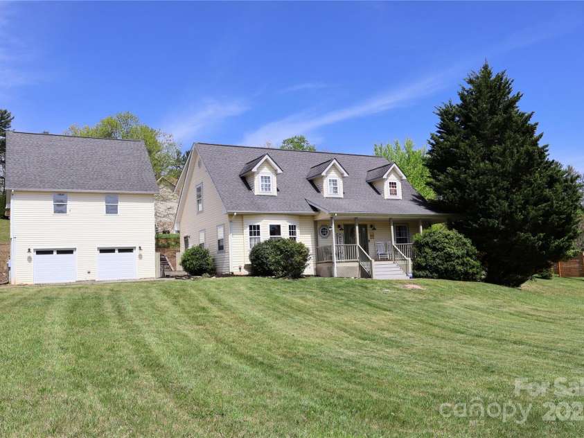 39 Kirkland Drive, Asheville, NC 28805.  MLS# CAR4325951, YatesRealty ID 11024. Large, lush yard