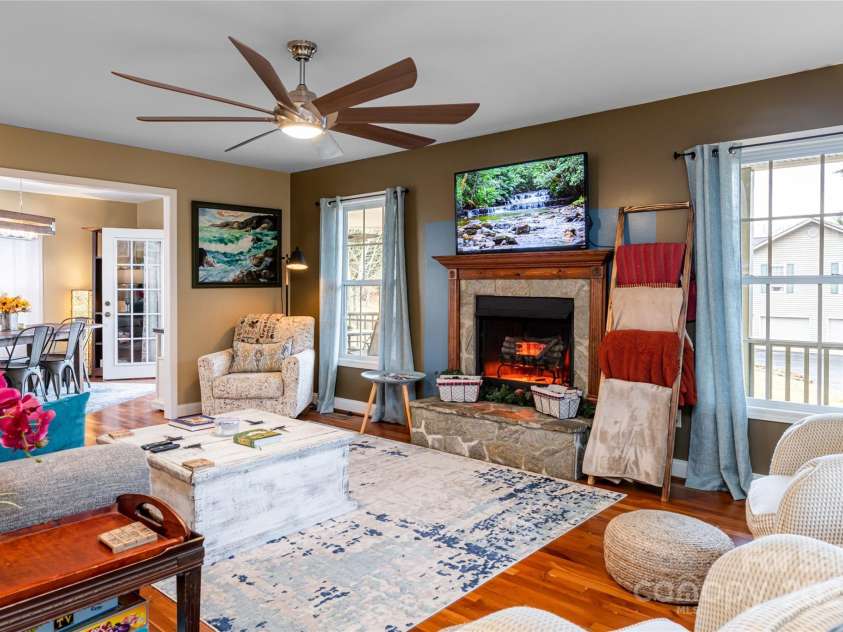 39 Kirkland Drive, Asheville, NC 28805.  MLS# CAR4325951, YatesRealty ID 11024. Livingroom with a gas fireplace 