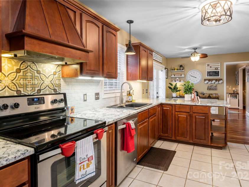 39 Kirkland Drive, Asheville, NC 28805.  MLS# CAR4325951, YatesRealty ID 11024. Main-level kitchen