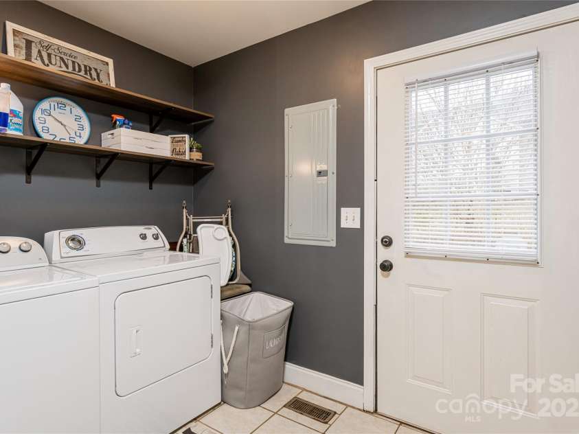 39 Kirkland Drive, Asheville, NC 28805.  MLS# CAR4325951, YatesRealty ID 11024. Main-level laundry room, just off the kitchen