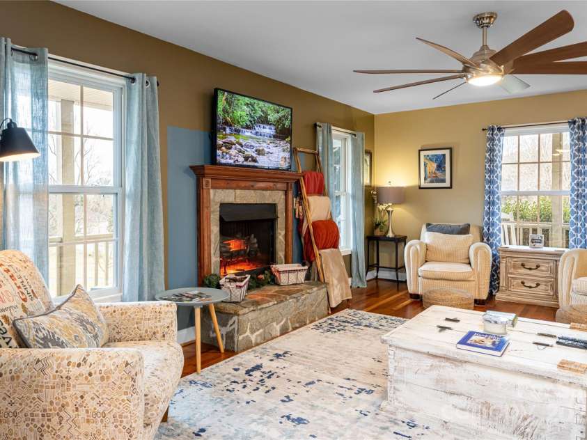 39 Kirkland Drive, Asheville, NC 28805.  MLS# CAR4325951, YatesRealty ID 11024. Main-level living room