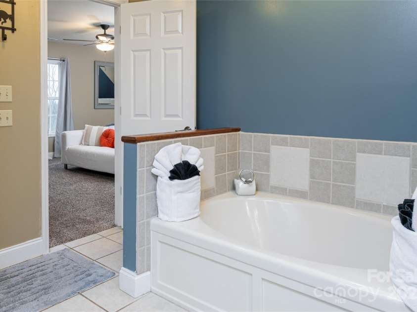 39 Kirkland Drive, Asheville, NC 28805.  MLS# CAR4325951, YatesRealty ID 11024. Master bathroom garden tub