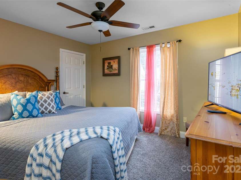 39 Kirkland Drive, Asheville, NC 28805.  MLS# CAR4325951, YatesRealty ID 11024. Upstairs 3rd bedroom with bath across the hall