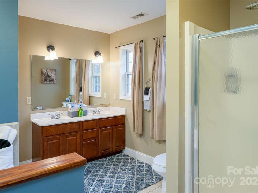 39 Kirkland Drive, Asheville, NC 28805.  MLS# CAR4325951, YatesRealty ID 11024. Upstairs master bath