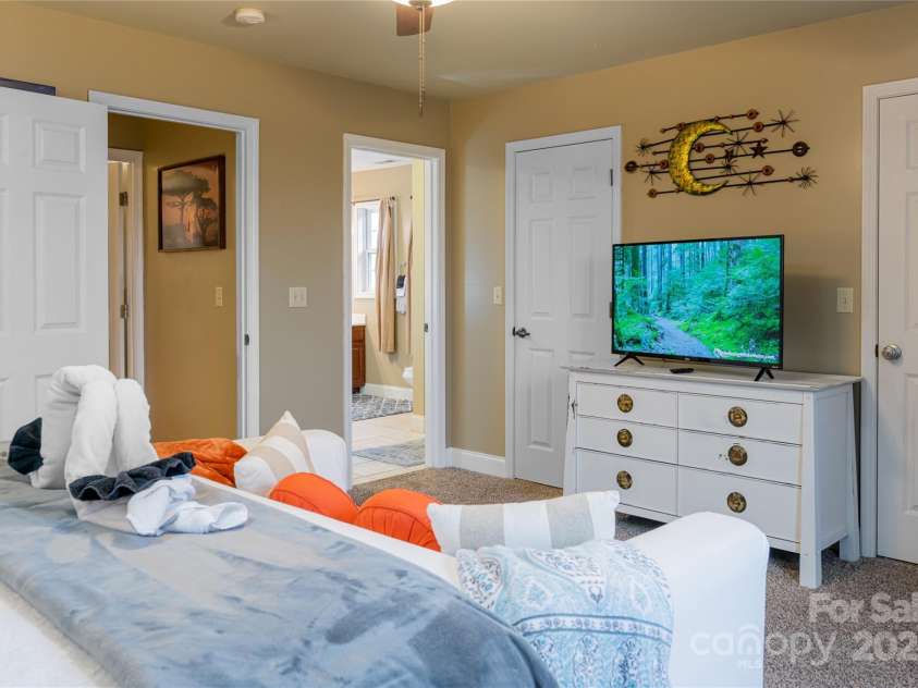 39 Kirkland Drive, Asheville, NC 28805.  MLS# CAR4325951, YatesRealty ID 11024. Upstairs master with attached bath and two walk in closets