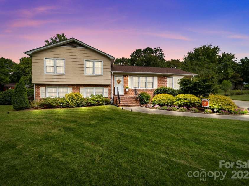 206 Cedarwood Drive, Salisbury, NC 28147.  MLS# CAR4255398, YatesRealty ID 11026. 