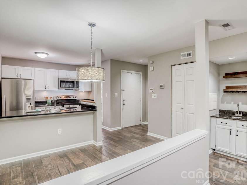 417 Church Street, Charlotte, NC 28202.  MLS# CAR4358979, YatesRealty ID 11027. Dining area