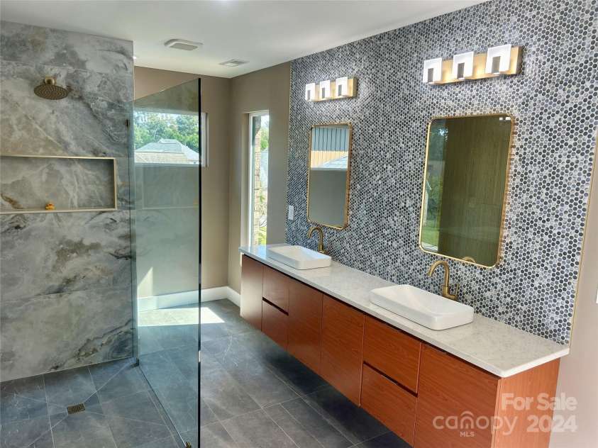 1243 10th Street Place, Hickory, NC 28601.  MLS# CAR4186557, YatesRealty ID 1103. 