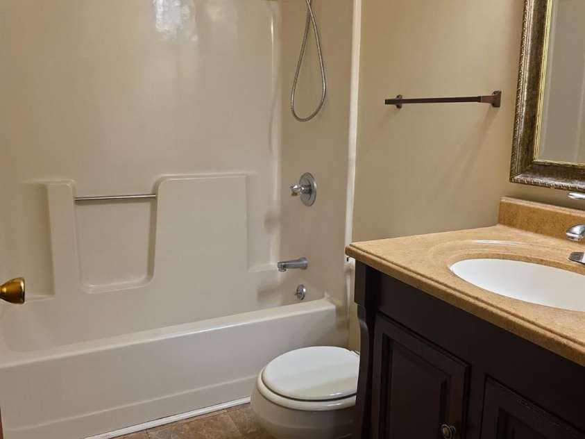 836 Ayers Street, Cheraw, SC 29520.  MLS# CAR4255668, YatesRealty ID 11030. Full hall bathroom