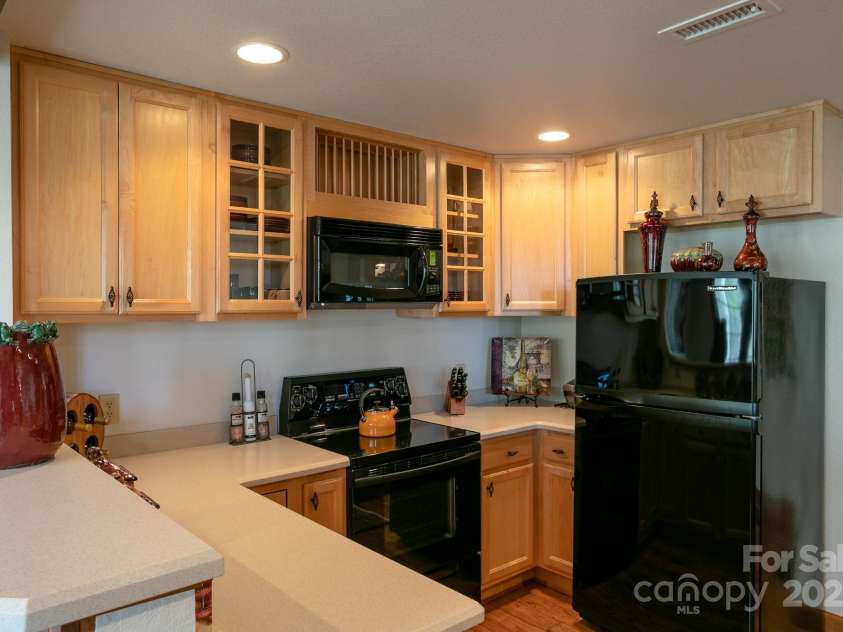 81 Creekside Way, Burnsville, NC 28714.  MLS# CAR4255606, YatesRealty ID 11031. 