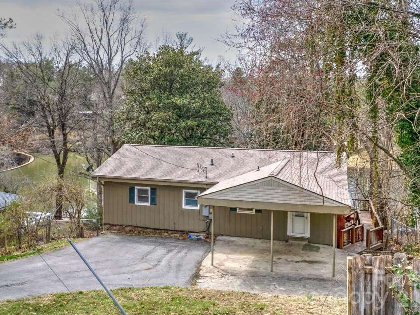 22 Shore Drive, Asheville, NC 28805.  MLS# CAR4309138, YatesRealty ID 11033. 