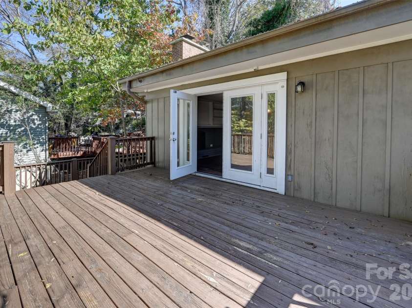 22 Shore Drive, Asheville, NC 28805.  MLS# CAR4309138, YatesRealty ID 11033. Deck