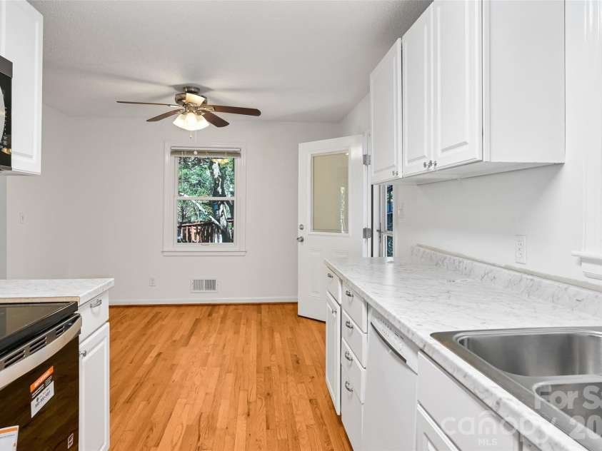22 Shore Drive, Asheville, NC 28805.  MLS# CAR4309138, YatesRealty ID 11033. Kitchen