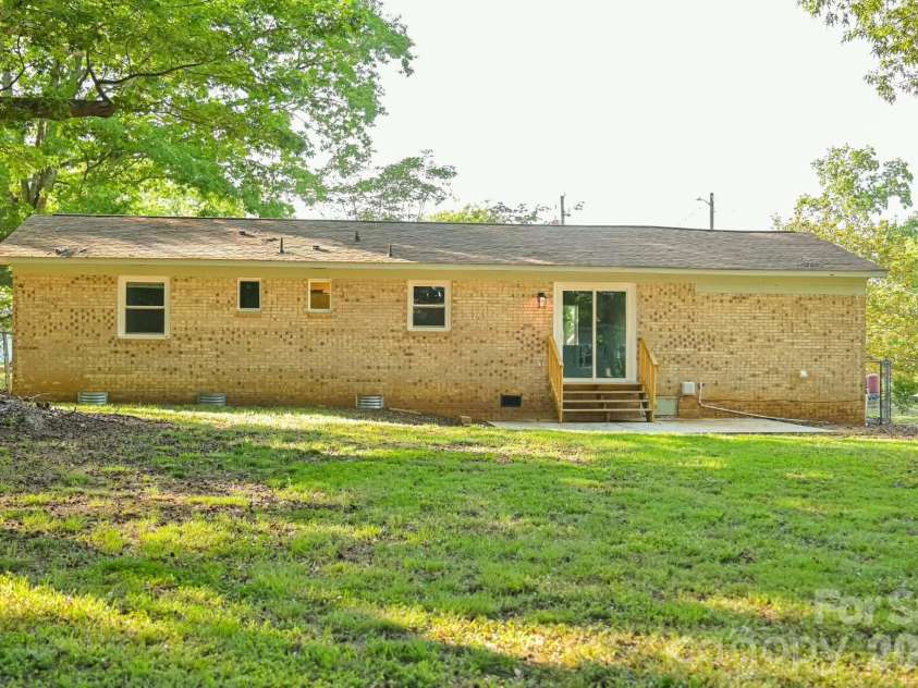 6005 Penndale Drive, Shelby, NC 28152.  MLS# CAR4349985, YatesRealty ID 11036. 