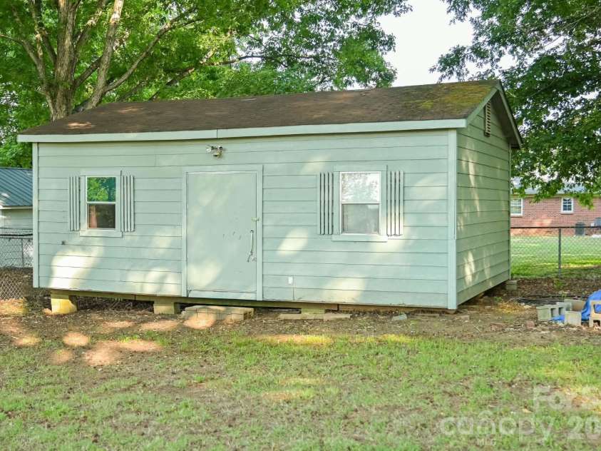 6005 Penndale Drive, Shelby, NC 28152.  MLS# CAR4349985, YatesRealty ID 11036. 