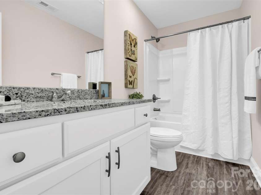 2833 Southwest Boulevard, Charlotte, NC 28216.  MLS# CAR4349189, YatesRealty ID 11042. 2nd floor full bath 