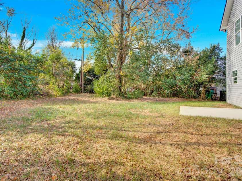 2833 Southwest Boulevard, Charlotte, NC 28216.  MLS# CAR4349189, YatesRealty ID 11042. Backyard