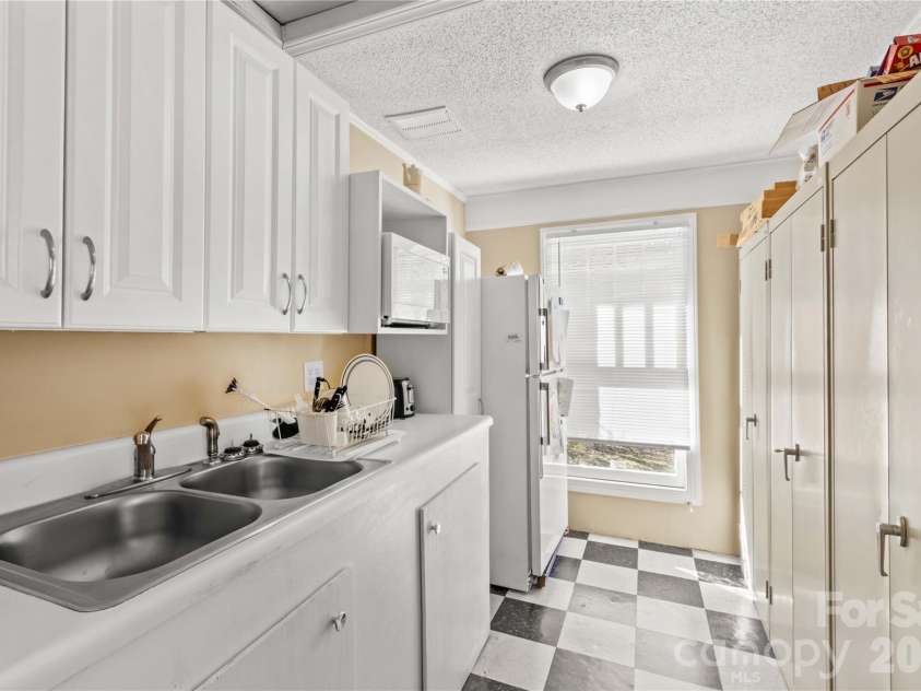 1120 Davie Avenue, Statesville, NC 28677.  MLS# CAR4326413, YatesRealty ID 11044. One of two kitchens on Main!